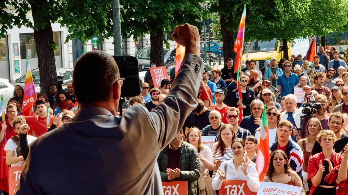 PTB Labour day meeting BRUSSELS, BELGIUM - MAY 01 Actie Tax the rich van PVDA n.a.v. de Dag van de Arbeid, met een toespraak van voorzitter Raoul Hedebouw - Action Tax the Rich du PTB � l occasion de la F�te du Travail, avec un discours du pr�sident Raoul Hedebouw May 1, 2024 in Brussels, Belgium, 01/05/2024 Brussels Belgium PUBLICATIONxNOTxINxFRAxBEL Copyright: xVincentxDuternex